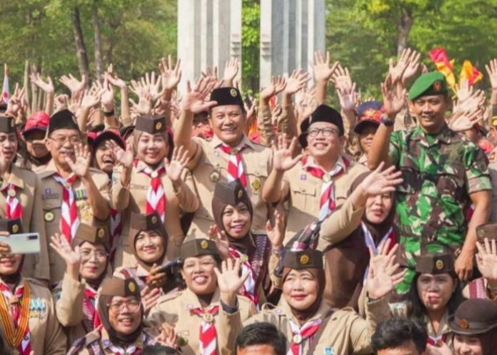 Plt Bupati Sidoarjo Subandi bersama forkopimda dan kwartir ranting foto bersama usai mengikuti upacara hari pramuka ke 63 tahun di Alun-Alun Sidoarjo/Foto: Istimewa