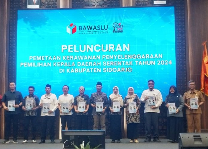Komisioner Bawaslu Sidoarjo dan Ketua Bawaslu Jatim A Warits serta perwakilan Forkopimda Sidoarjo saat peluncuran pemetaan kerawanan pemilihan/Foto: Ipung Syaiful