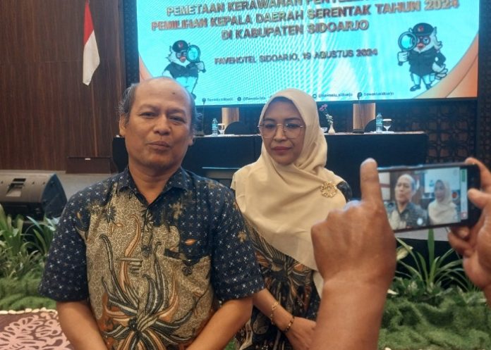 Ketua Bawaslu Sidoarjo Agung Nugraha didampingi Kordiv Pencegahan dan Partisipasi masyarakat Bawaslu Sidoarjo Agisma Dyah Fastari saat diwawancarai awak media di Favehotel/Foto: Ipung Syaiful