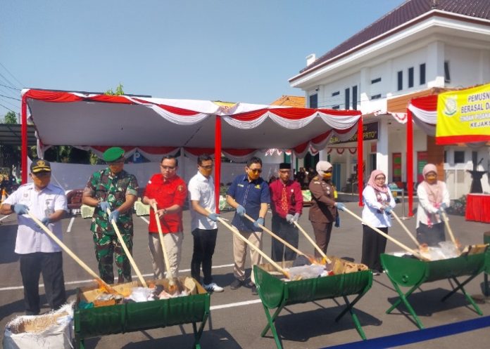 Pemusnahan barang bukti di Kantor Kejari Sidoarjo/Foto: Ipung Syaiful