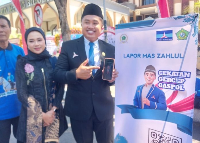 Anggota DPRD Sidoarjo Zahlul Yussar menunjukan aplikasi Lapor Mas Zahlul sebagai layanan aspirasi dan pengaduan online warga Sidoarjo/Foto: Ipung Syaiful