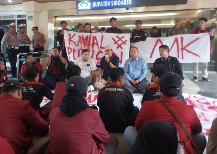 Puluhan massa dari Ikatan Mahasiswa Muhammadiyah (IMM) Sidoarjo menggelar aksi demonstrasi kawal putusan Mahkamah Konstitusi (MK) di Kantor DPRD Sidoarjo / Foto: Ipung Syaiful