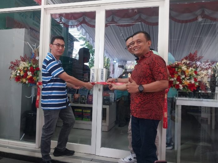 Yosef Adityo, HR General Manager Gramedia (kiri) saat menggunting pita sebagai simbol dibukanya toko buku Gramedia Sidoarjo di Jalan Pahlawan, Sidoarjo, Jum'at (23/08/2024) / Foto: Ipung Syaiful