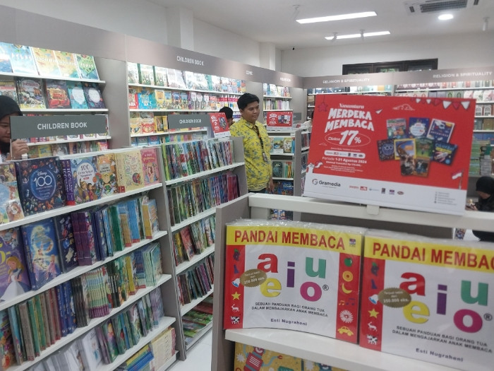 Suasana toko buku Gramedia di Jalan Pahlawan, Sidoarjo / Foto: ipung syaiful