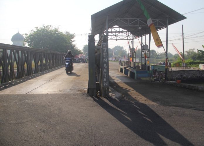 Pengendara motor saar melintas diatas Jembatan Bailey Kedungpeluk Kecamatan Candi Sidoarjo/Foto: Ipung Syaiful