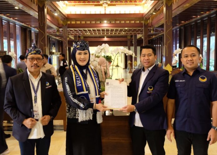 M Zakaria Dimas Pratama menerima SK sebagai Ketua DPD Partai NasDem Sidoarjo dari Ketua DPW NasDem Jatim Lita Machfud Arifin / Foto: istimewa