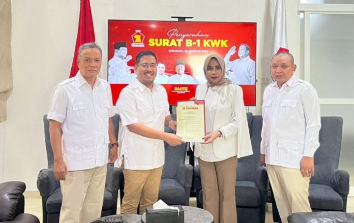 Ketua DPD Partai Gerindra Jatim Anwar Sadad saat menyerakan rekom kepada Mimik Idayana untuk maju di Pilkada Sidoarjo/Foto: Istimewa