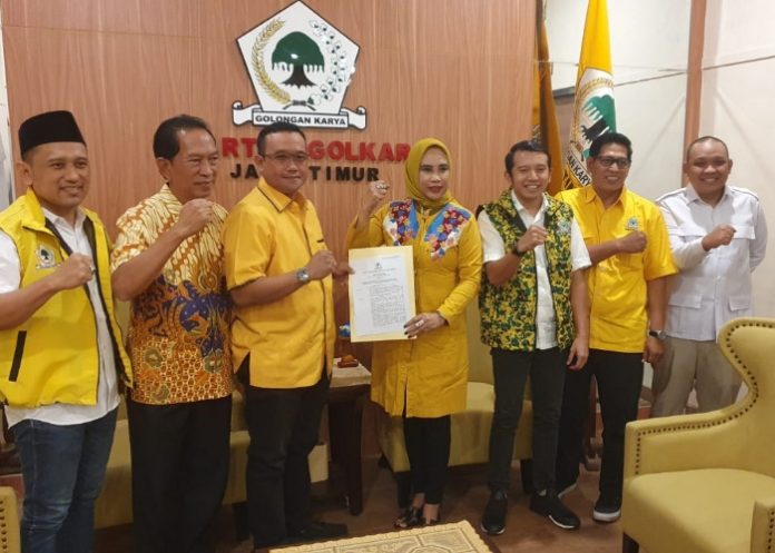 Hj Mimik Idayana saat menerima surat rekom dari Partai Golkar di Kantor DPD Golkar Jatim Kota Surabaya/Foto; Ipung Syaiful