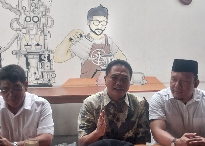 Bacabup Sugiono Adi Salam (baju batik) saat menyatakan mandur dari pencalonan bupati di Pilkada Sidoarjo/Foto; Ipung Syaiful