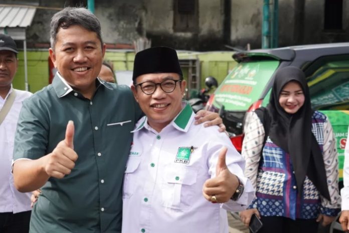 : H Usman didampingi Achmad Amir Aslichin alias Mas Iin saat mendaftar sebagai calon bupati kepada DPC PKB Sidoarjo/foto: Istimewa