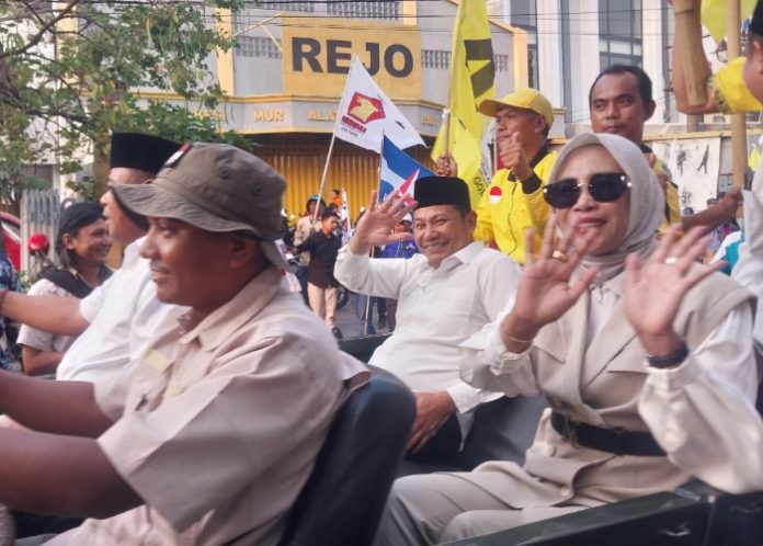 Paslon Subandi-Mimik Idayana saat mendaftar ke KPU Sidoarjo/Foto: Ipung Syaiful