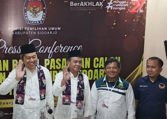 Paslon Achmad Amir Aslichin dan Edi Widodo saat mendaftar ke KPU Sidoarjo/Foto: Ipung Syaiful