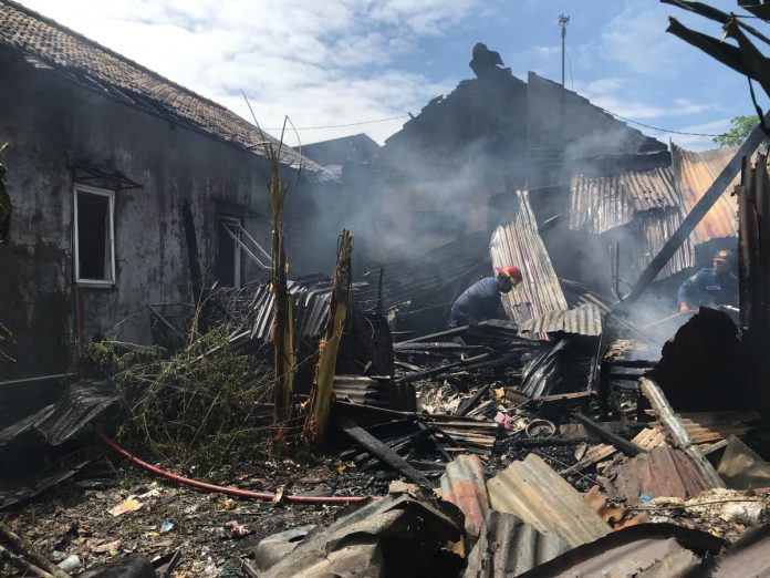Petugas Damkar saat melakukan pembasahan di titik kebakaran / Foto : Hanif