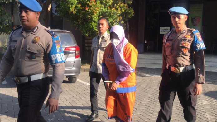 Tampang pelaku penipuan dan penggelapan saat gelaran pers rilis. Foto : Hnf