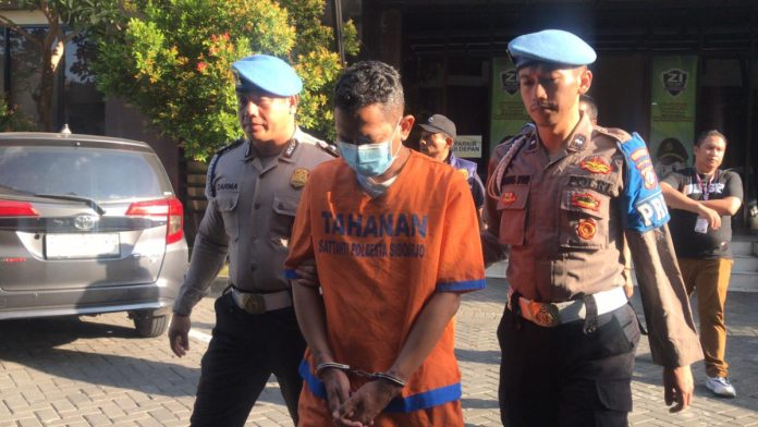 Pelaku DES saat gelaran pers rilis di Mapolresta Sidoarjo/Foto : Hnf