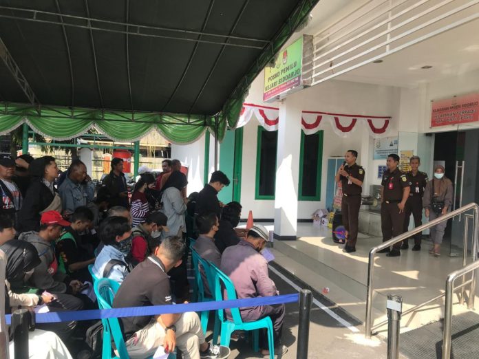 Para pelanggar saat antre menunggu giliran pengambilan berkas / Foto : Hnf