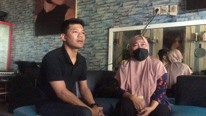 Ibu Korban (kanan) saat didampingi kuasa hukum / Foto : hnf