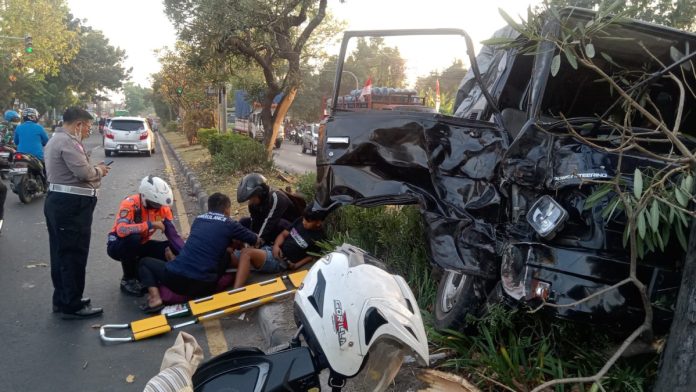 Mobil pickup yang ringsek usai menabrak pohon / Foto : istimewa.