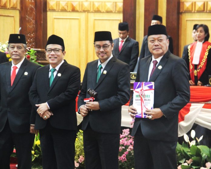H. Usman Ketua DPRD Sidoarjo 2019-2024 saat menyerahkan palu sidang kepada Abdillah Nasih yang merupakan pimpinan sementara DPRD Sidoarjo/Foto: Ipung Syaiful