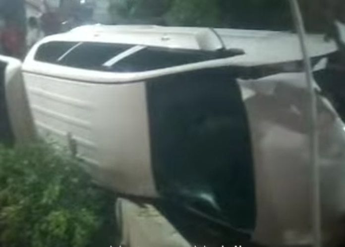 Kondisi mobil terguling usai kecelakaan / Foto : istimewa.