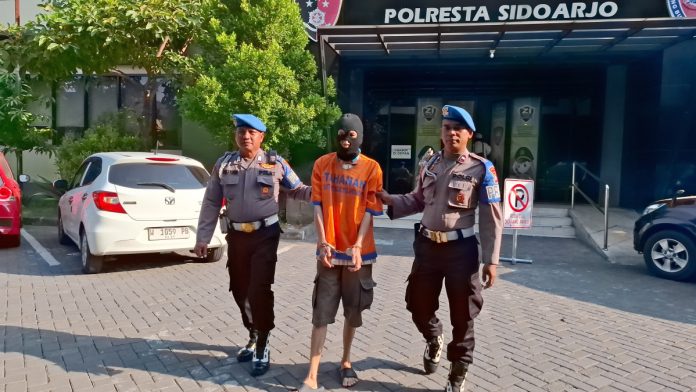 Pelaku pencabulan saat berada di Polresta Sidoarjo / Foto : Hnf