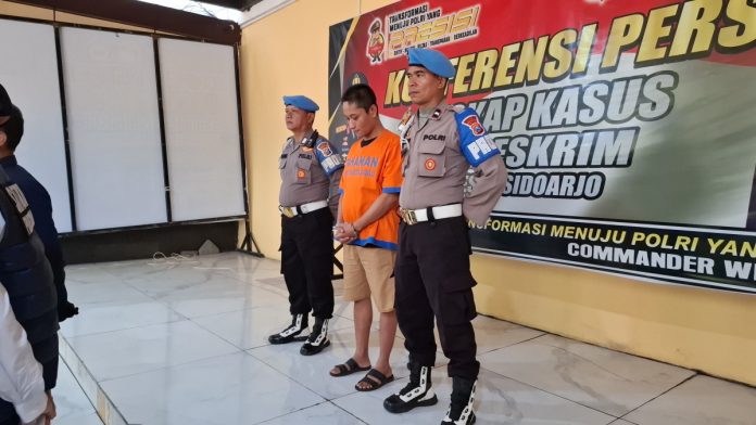 Pelaku saat gelaran pers rilis di Mapolresta Sidoarjo / Foto : Hnf