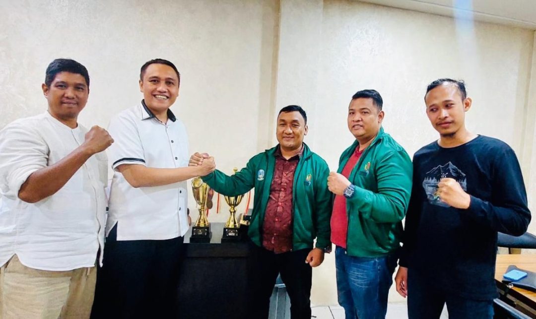 Ketua ESI Surabaya Julianto PH (Manager) bersama tim e-Sport PWI Jatim / Foto: e-sport PWI Jatim for sidoarjonews.id