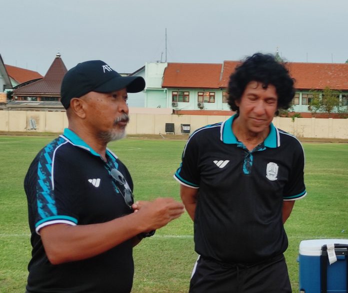 Head Coach, Fakhri Husaeni (kiri), usai laga uji coba melawan tim sepak bola Sulteng di Stadion Jenggolo, Sidoarjo, Kamis (01/08/2024).