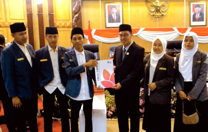 PC IPNU-IPPNU Sidoarjo menyerahkan surat terbuka tentang permasalahan sosial dan remaja kepada Abdillah Nasih Ketua Sementara DPRD Sidoarjo/Foto: Ipung Syaiful