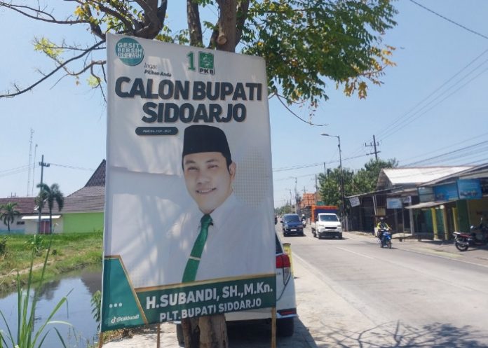 Salah satu baliho bacalon Bupati Sidoarjo H Subandi yang masih menampilkan logo PKB yang terpasang di Desa Becirongengor, Kecamatan Wonoayu / Foto: Ipung Syaiful