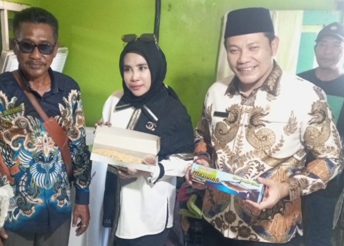 Plt Bupati Sidoarjo Subandi dan Mimik Idayana saat mengunjungi pelaku UMKM di Desa Kedungpeluk, Kecamatan Candi, Sidoarjo/Foto: Istimewa