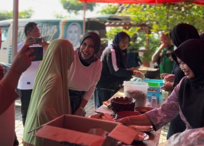 Cawabup Mimik Idayana saat membagikan 500 paket makan gratis kepada warga Glagaharum, Kecamatan Porong, Sidoarjo/Foto: Ipung Syaiful