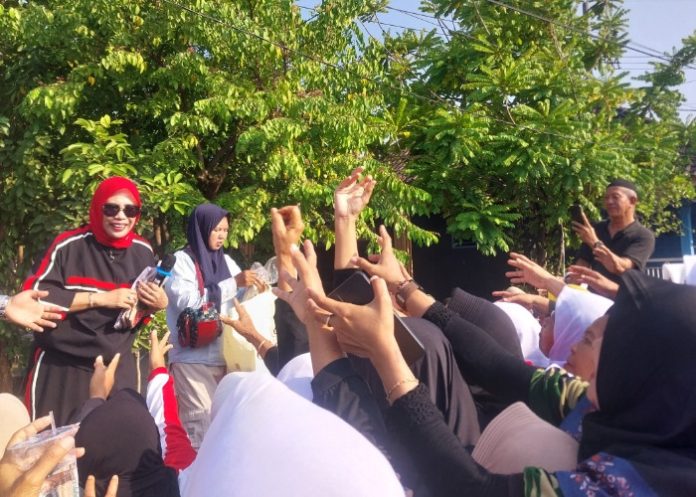 Cawabup Mimik Idayana saat blusukan dan senam sehat dan endorse produk UMKM emak-emak di Desa Mojoruntut, Kecamatan Krembung/Foto: Ipung Syaiful