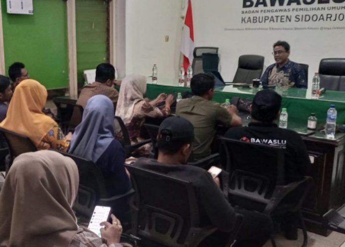 Komisioner Bawaslu Sidoarjo, Kordiv SDM, Organisasi dan Diklat, Fathur Rohman, saat rapat koordinasi dengan Panwascam di Kantor Bawaslu Sidoarjo/Foto: Ipung Syaiful