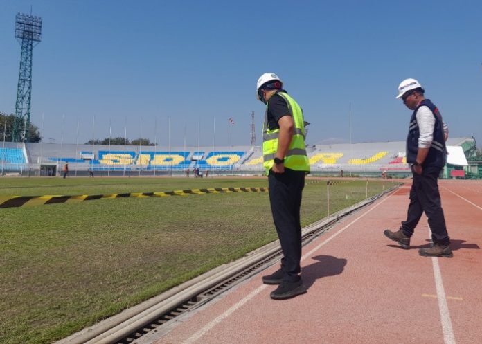 Petugas dari Kementerian PUPR didampingi manajemen Deltras FC saat melakukan visitor revitalisasi Stadion GDS pada Juli lalu/Foto: Ipung Syaiful