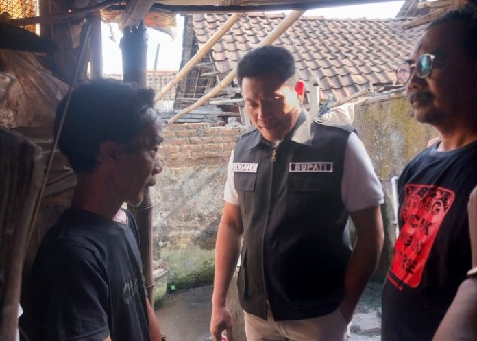 Plt Bupati Sidoarjo Subandi saat sidak rumah tidak layak huni milik Langgeng Sudiyono Warga Terungwetan, Kecamatan Krian/Foto: Ipung Syaiful