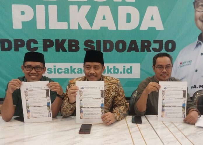 Ketua DPC PKB Sidoarjo Abdillah Nasih (kanan) bersma Wakil Ketua Dhamroni Chudlori (tengah) dan Sekretaris Syihabudin, saat menunjukkan bukti komentar CR yang plesetkan kepanjangan PKB menjadi Partai Koruptor Bersatu di Kantor DPC PKB Sidoarjo/Foto: Ipung Syaiful