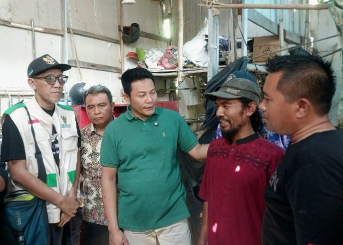 Plt Bupati Sidoarjo Subandi didampingi Baznas dan Kades Slamet Mulyodadi Slamat Priyanto sidak rumah tidak layak huni milik Suraji di Dusun Budengan, Desa Mulyodadi, Kecamatan Wonoayu/Foto: Ipung Syaiful