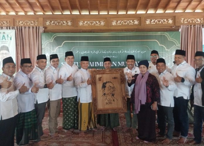 DPC PKB Sidoarjo saat memberikan karikatur kepada KH Nurcholis Misbah pengasuh Ponpes Al-Amanah, Junwangi/Foto: Ipung Syaiful