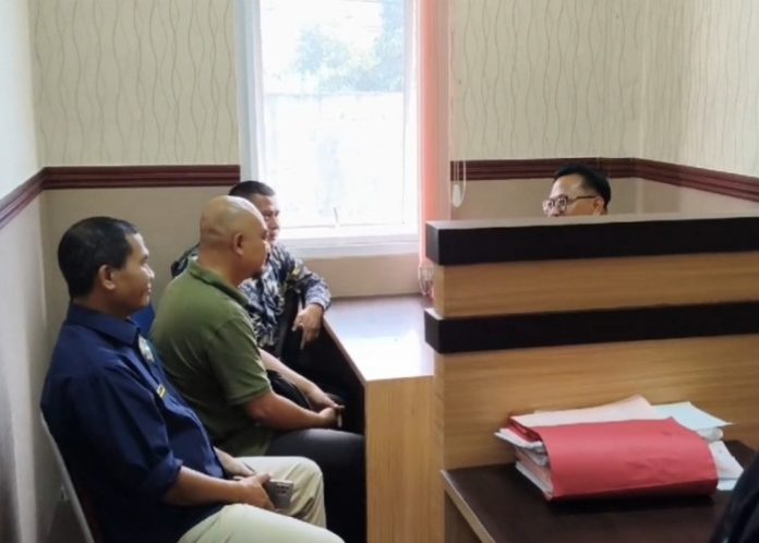 Penyidik PPNS Kanwil DJP Jatim II bersama Jaksa Peneliti Kejati Jatim dan Korwas Reskrimsus Polda Jatim menyerahkan tersangka DSB yang diduga kuat melakukan pengemplangan pajak ke Kejari Sidoarjo/Foto: Istimewa