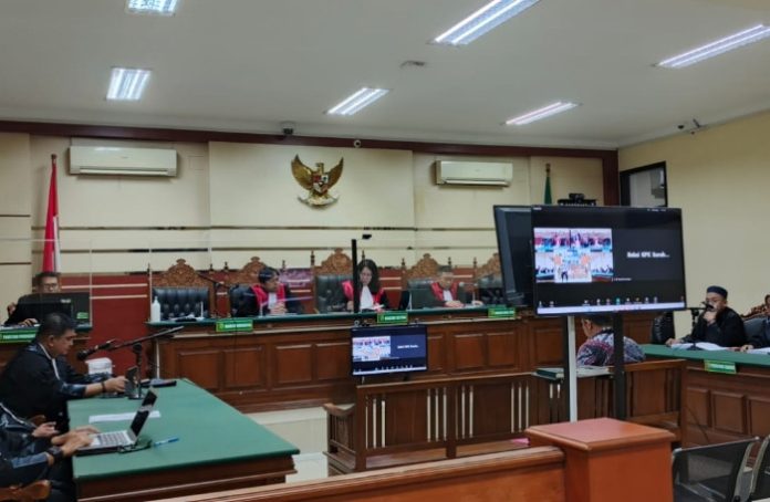 Terdakwa Ari Suryono saat membacakan pledoi pribadinya dihadapan Majelis Hakim Pengadilan Tipikor Surabaya/Foto: Ipung