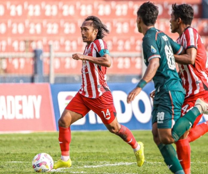 Kapten Deltras FC, Hariono, saat mengolah si kulit bundar saat menghadapi tim tamu Persipal FC pada laga lanjutan Liga 2 tahun 2024/2025 / Foto: istimewa