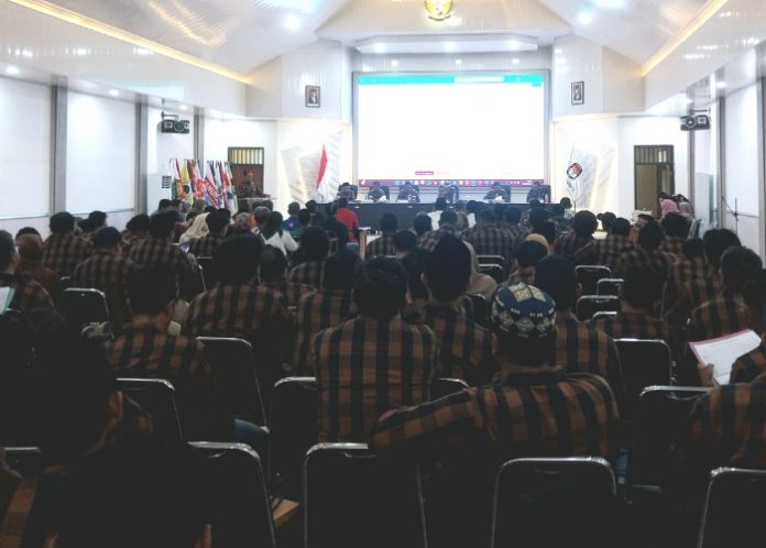 KPU Sidoarjo saat rapat pleno penetapan daftar pemilih tetap (DPT) Pilkada 2024 di Aula Kantor KPU Sidoarjo/Foto: Ipung Syaiful