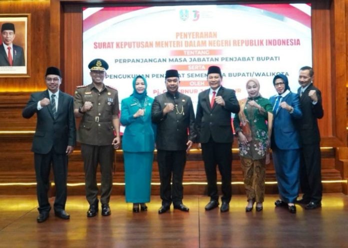 Penyerahan SK Mendagri oleh Pj Gubernur Jatim Adhy Karyono tentang penunjukan Pjs Bupati Sidoarjo Muhammad Isa Anshori menggantikan Subandi sebagi Plt Bupati Sidoarjo di Pemprov Jatim/Foto: Istimewa