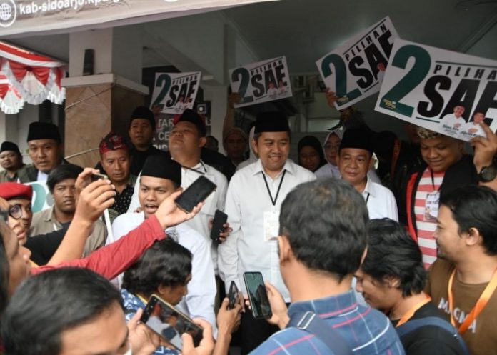 Paslon Achmad Amir Aslichin-Edy Widodo saat pengambilan nomor urut di KPU Sidoarjo / Foto: Istimewa