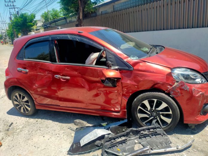 Kondisi mobil Brio yang ringsek akibat kecelakaan / Foto : istimewa