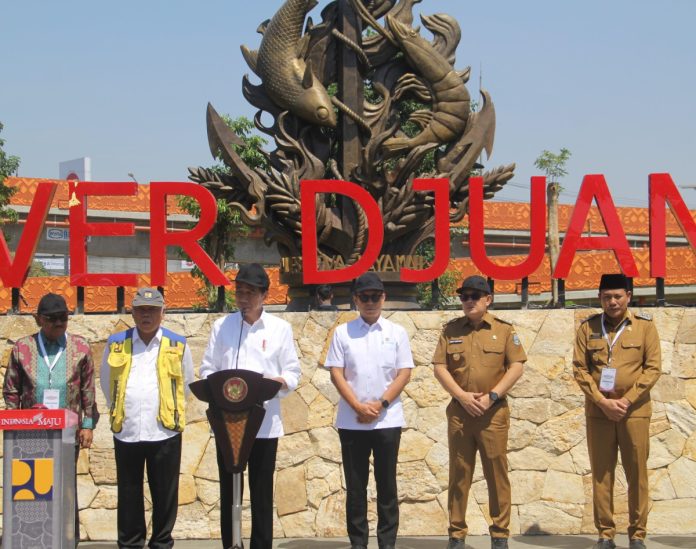 Presiden Joko Widodo saat meresmikan Flyover Djuanda dengan didampingi Pj Gubernur Jatim dan Plt Bupati Sidoarjo Subandi di Gedangan, Sidoarjo /Ipung Syaiful