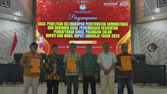 LO Paslon Subandi-Mimik dan Iin-Edi saat menerima hasil verifikasi administrasi dari KPU Sidoarjo/Foto: Istimewa