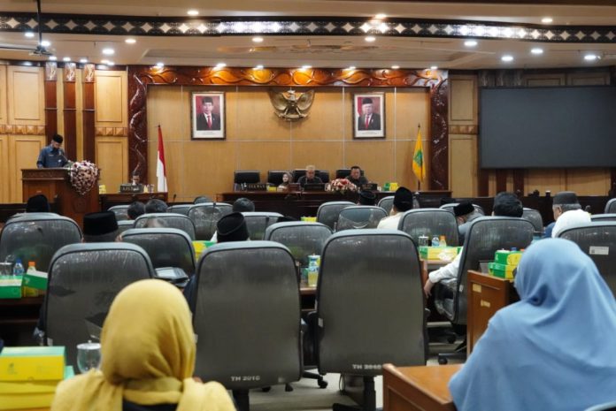Pimpinan DPRD Sidoarjo Abdillah Nasih dan Suyarno saat memimpin rapat paripurna/Foto: Ipung Syaiful