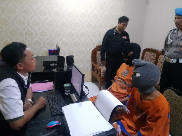 Kedua pelaku saat dihadapan penyidik di Mapolsek Jabon / Foto : istimewa.